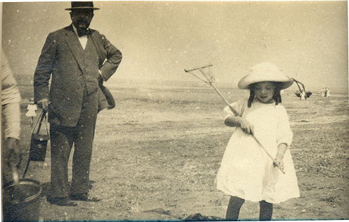 la petite Chouchou avec son papa Claude Debussy et sa maman, Emma, également une photo avec Miss Dolly, sa nurse anglaise